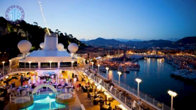 İstanbul boğazda teknede akşam yemeği