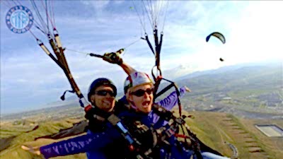 Lara fallschirmspringen