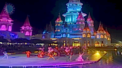 Side çıkışlı Land of Legends gece gösterisi