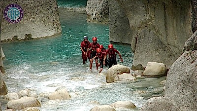 Okurcalar'da ziplin yürüyüş rafting